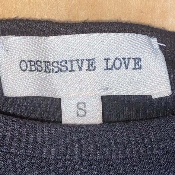 Tiny black shit with print on the front - Picture 2 of 2